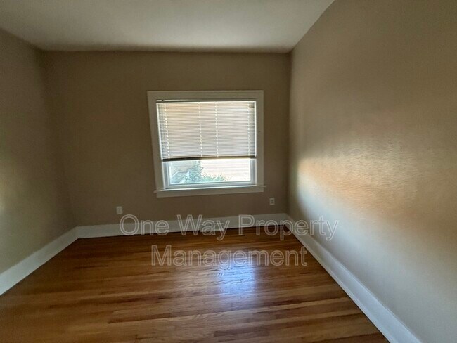 Building Photo - 804 11th St