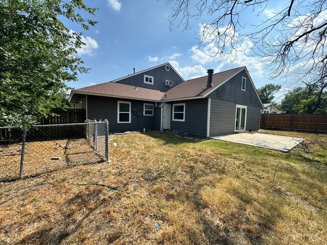 Building Photo - Ready For Move In - Nicely Renovated Large...