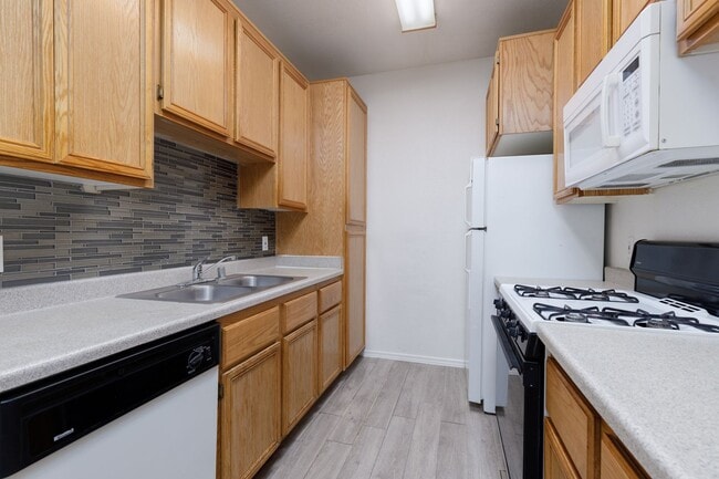 Building Photo - Two bedroom unit in gated NE community with pool