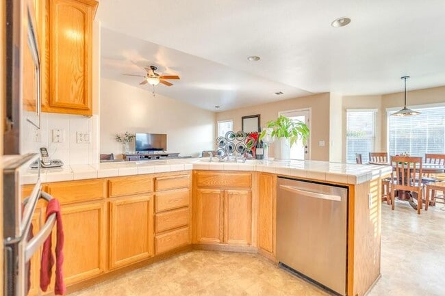 Building Photo - 679 Apricot Ct
