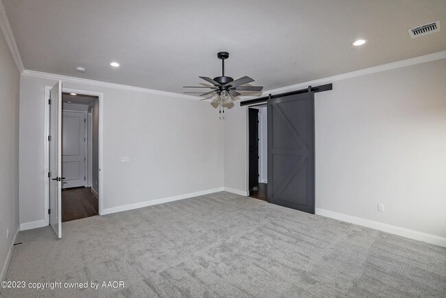 Building Photo - 504 Country Club Dr