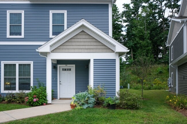 Building Photo - 2 bed, 1 bath apartment with washer and dryer included (65 Griffin Ln #102)