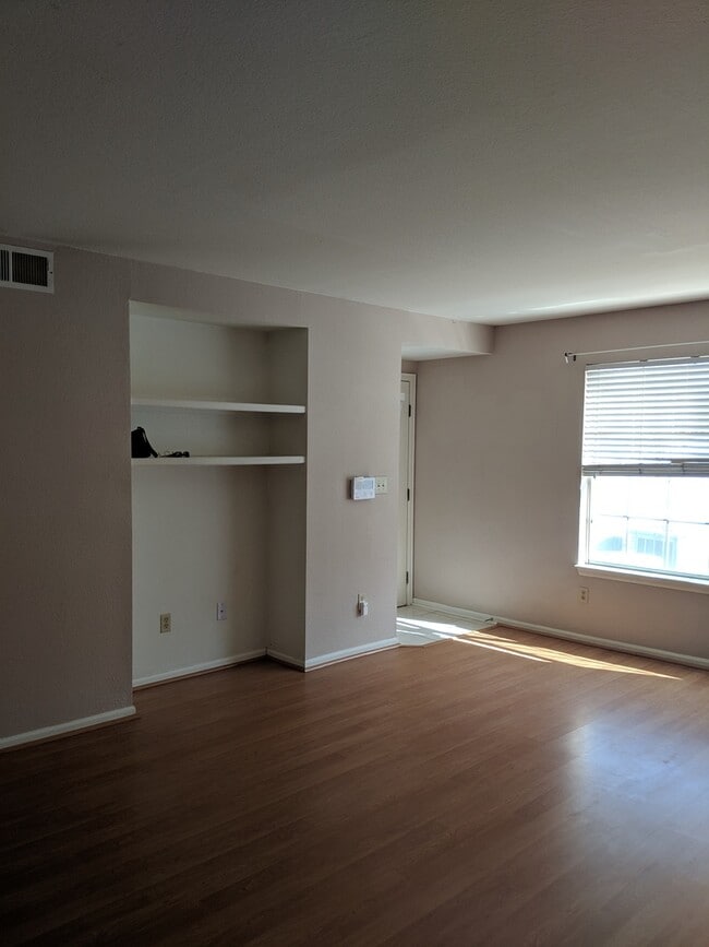 Building Photo - Englewood/DTC Ground Floor 2 Bedroom 2 Bath Condo For Rent - Great Location and Amenities