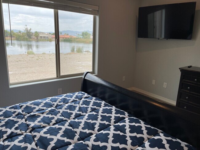 Building Photo - 5879 Desert Lakes Dr