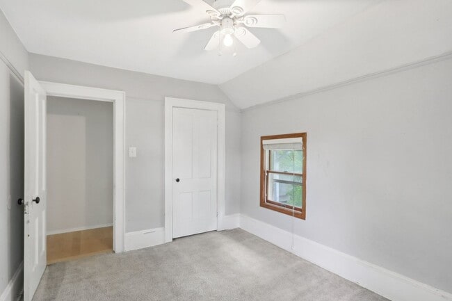 Building Photo - Charming 3-Bedroom Home for Rent in Lake M...