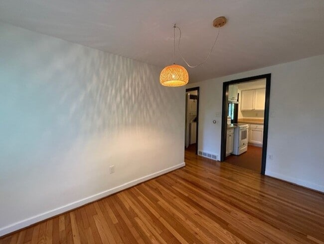 Building Photo - Charming One Floor Living Downtown!