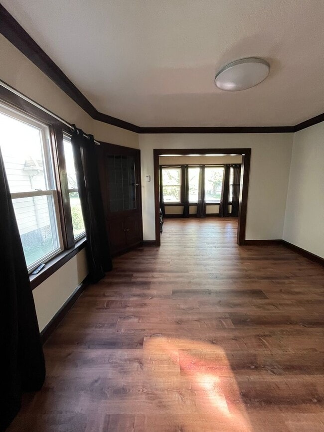 Building Photo - 11522-11522 Headley Ave