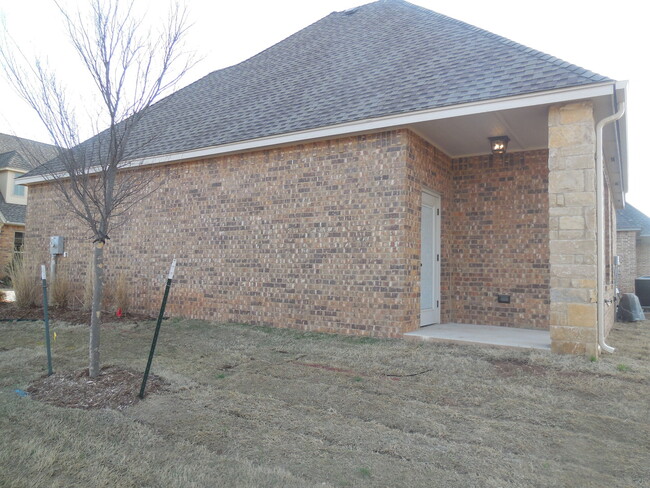 Building Photo - Two Bedroom, Two Bathroom w Study Home  in...