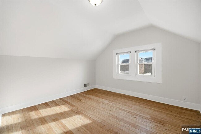 Building Photo - 136 7th Ave
