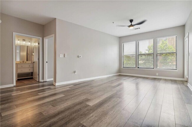 Building Photo - 898 Oak St SW