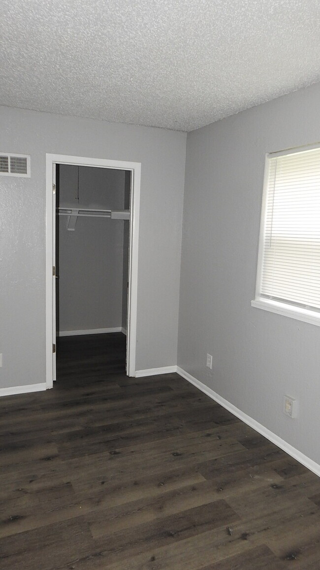 Building Photo - 3bed-2 full bath townhome for rent in Nort...