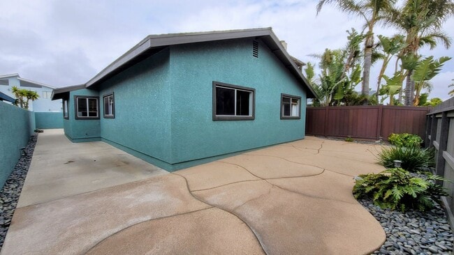 Building Photo - Oxnard Shores Home