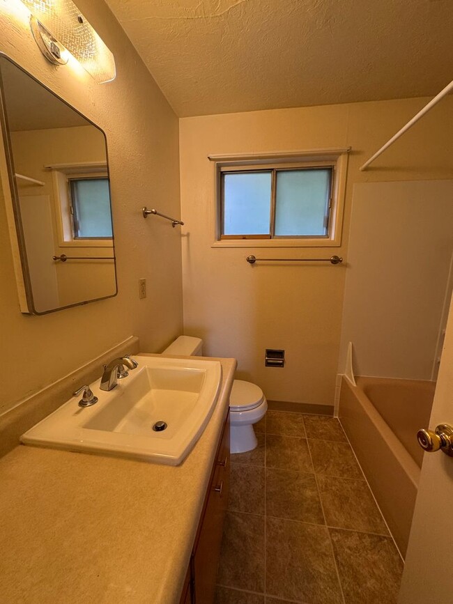 Building Photo - 2-Bedroom, 1-Bath Duplex In The Friendly S...