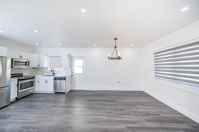 Building Photo - 1704 S Le Jeune Rd