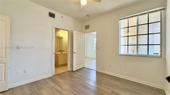 Building Photo - 2000 Freeport Dr