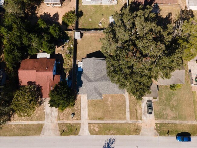 Building Photo - 2707 Lakewood Ln