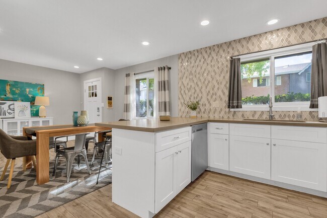 Building Photo - 6165 N Granite Reef Rd