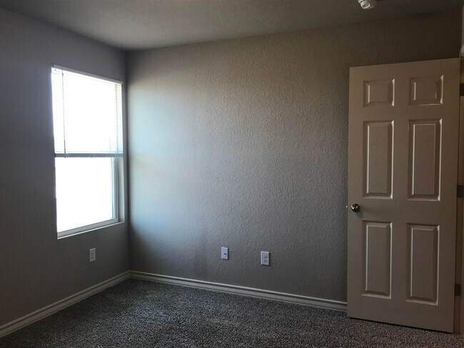 Building Photo - Town home for rent