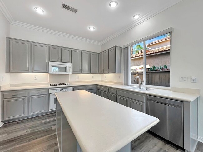 Building Photo - Beautiful 5BD/3BA House in Otay Ranch W/ W...