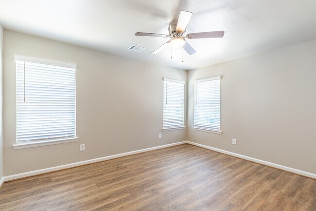 Building Photo - 217 Pk Pl Cir