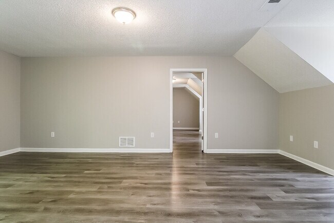 Building Photo - 6550 Hickory Crest Dr