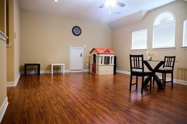 Building Photo - 5319 Lindenchase