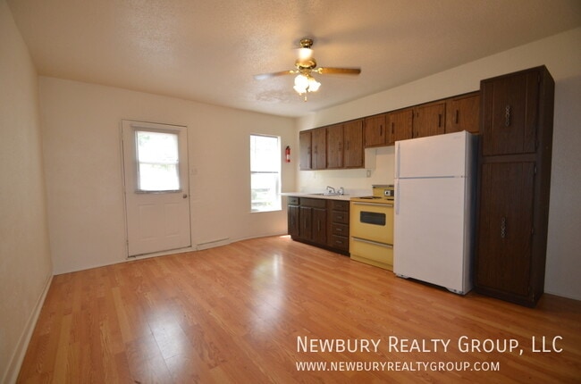 Building Photo - 33 Hickory St