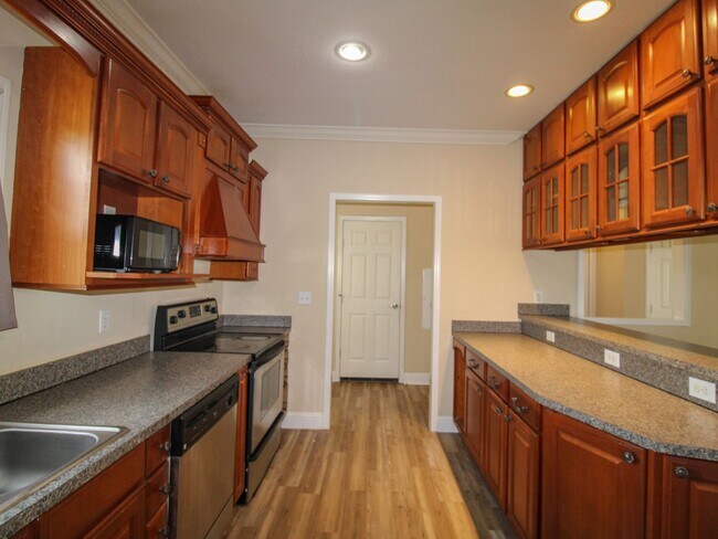 Building Photo - Charming Townhome Close to Downtown Pulaski