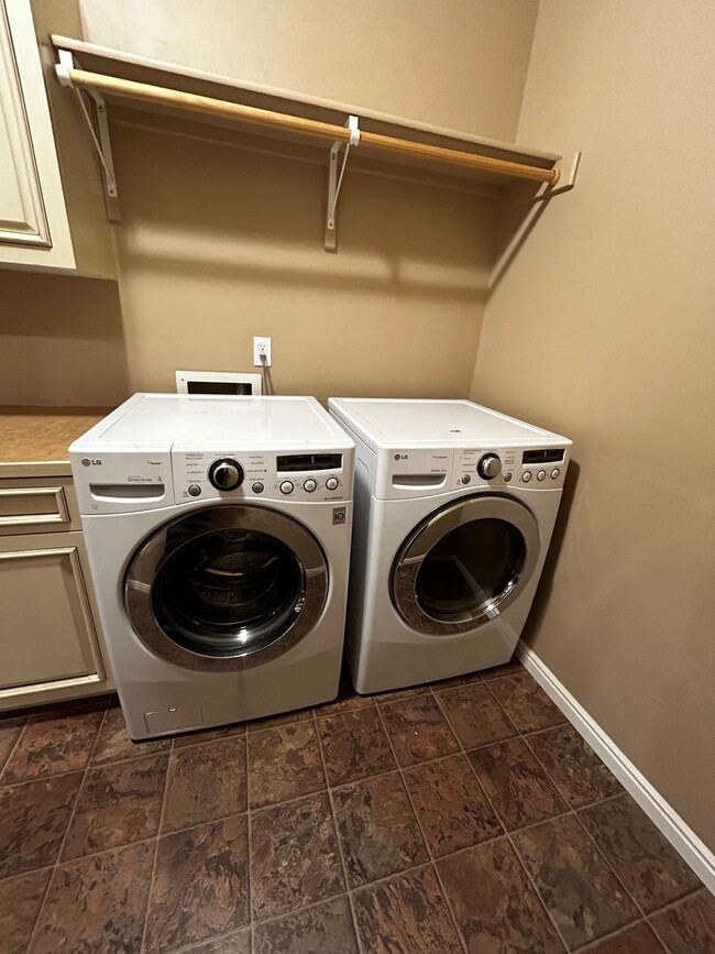 Building Photo - 3 Bedroom 2.5 Half Bath Home in Tuscany Vi...