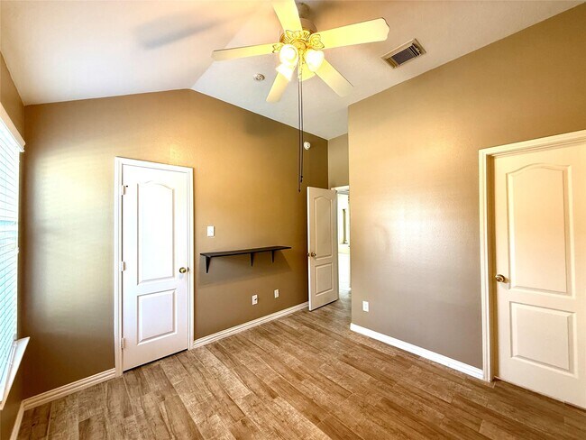 Building Photo - 10022 Driftwood Park Dr