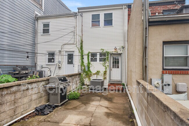 Building Photo - 1125 Haubert St