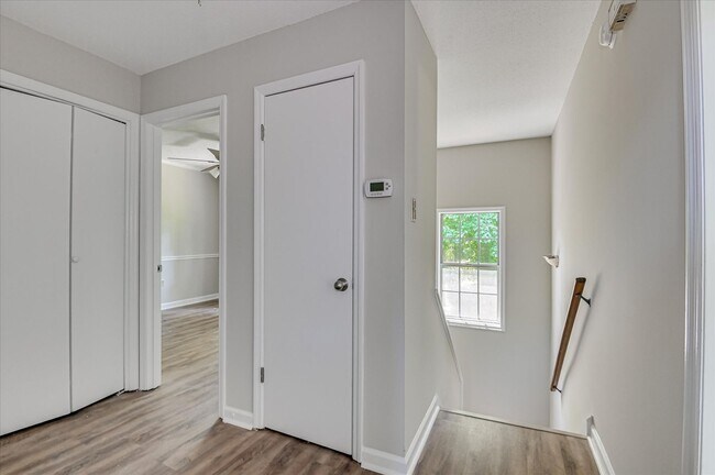 Building Photo - 3 bedroom, 2.5 bathroom home on a large co...