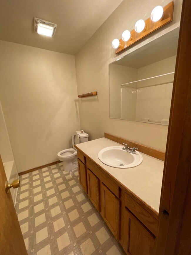 Building Photo - 573 7th St