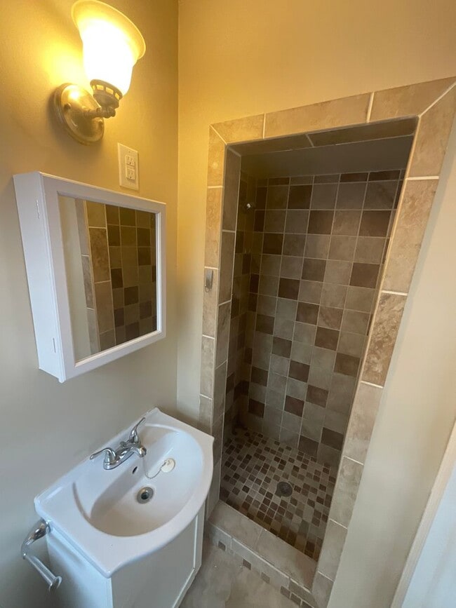 Building Photo - 1548 1/2 Schley Street Upstairs Unit