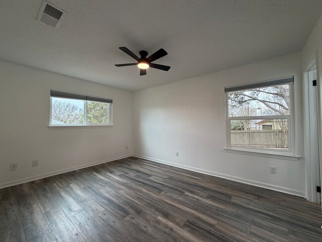 Building Photo - Renovated 4/2 in Beautiful Lago Vista Location