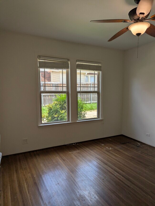 Building Photo - 328 Mockingbird Ln