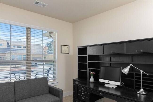 Building Photo - 710 Arrow Point Dr