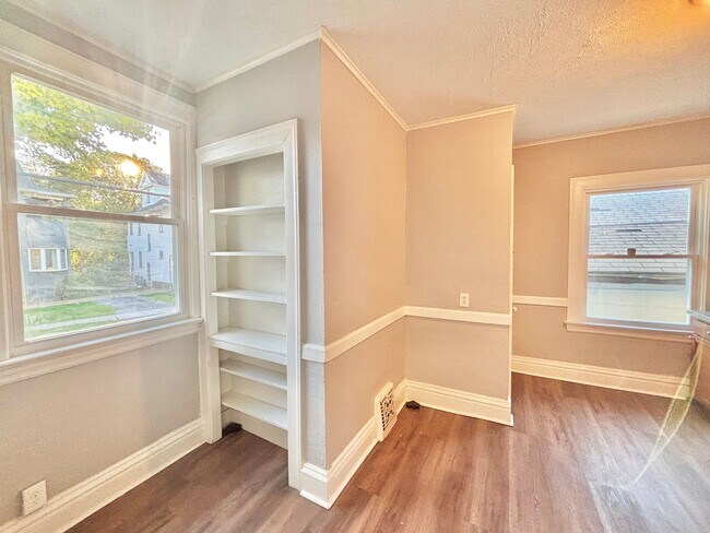 Building Photo - 215-217 Cedarwood Terrace