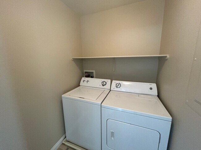 Building Photo - Townhome with garage