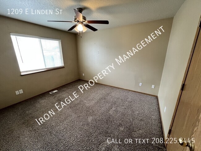 Building Photo - 1209 E Linden St
