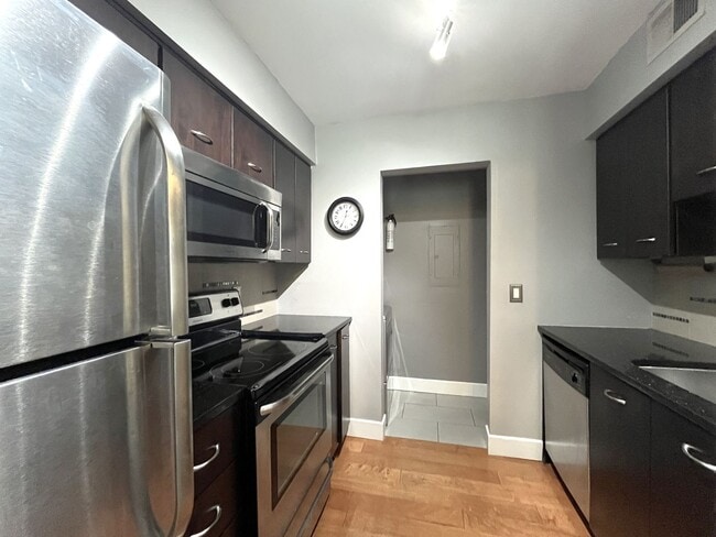 Building Photo - Great 1 bedroom, 1 bathroom condo in the heart of Green Hills!