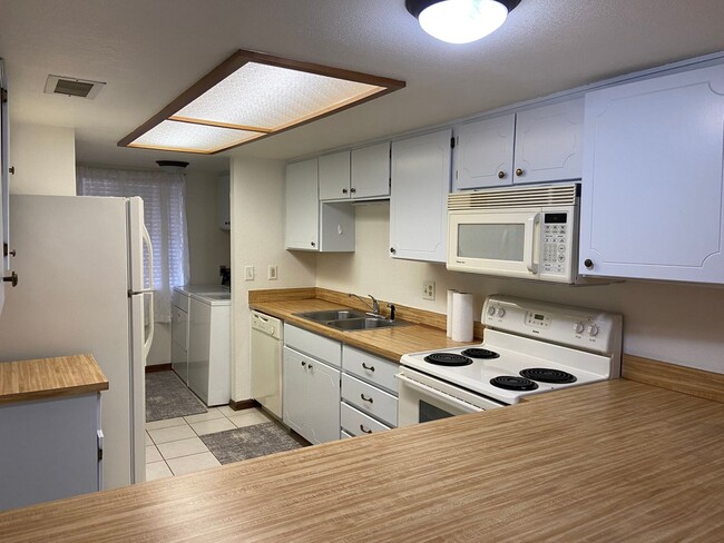 Building Photo - TOWNHOME - VILLAGE OF OAK CREEK