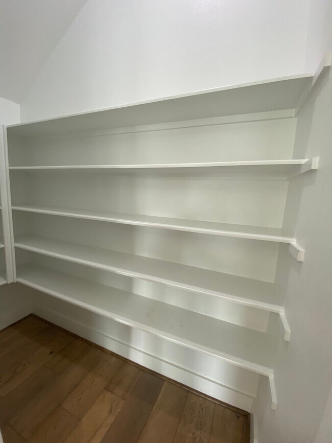 Building Photo - 303 Queen Sude Ln