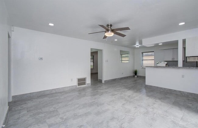 Building Photo - 502 Guyer St