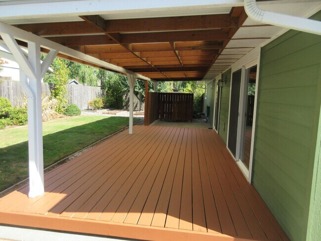 Building Photo - Well Maintained Three Bedroom in Keizer