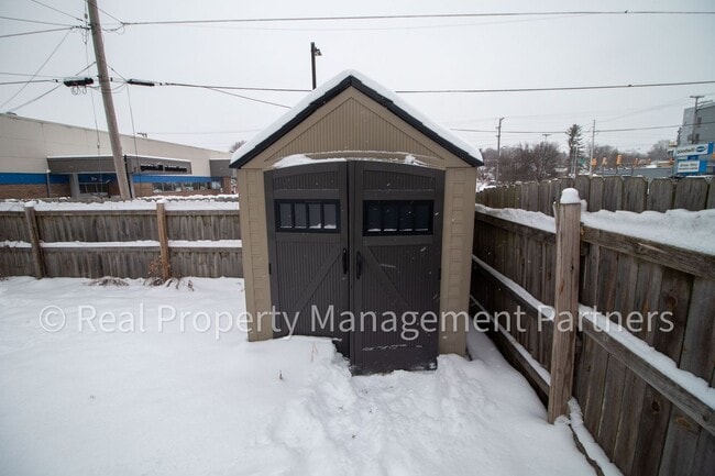Building Photo - 3 Bedroom 1 Bath Home in Midtown GR – Fully Fenced Yard