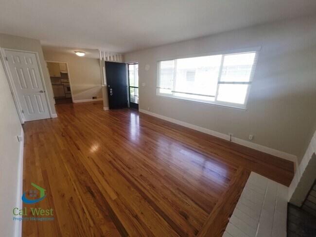 Building Photo - $2,695 - 2 BR/1BA Duplex-Downtown Willow G...