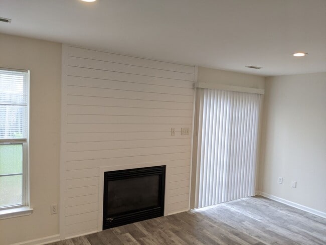 Building Photo - Completely Renovated Townhouse in establis...