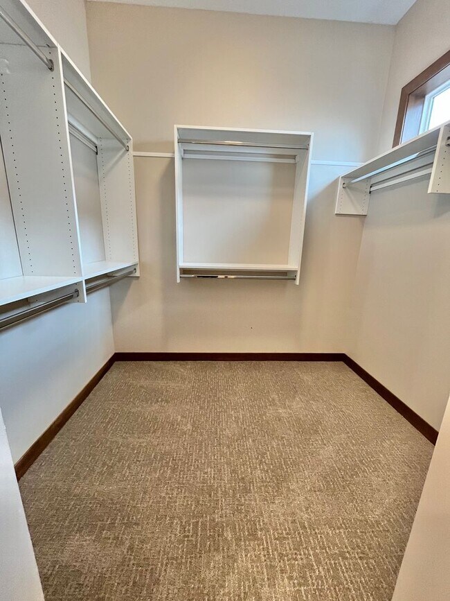 Building Photo - 5 Bed/2.5 Bath Twinhome For Rent!!