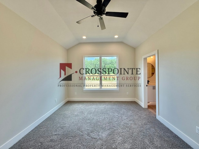 Building Photo - Stunning 3 bedroom 2 bathroom Home!